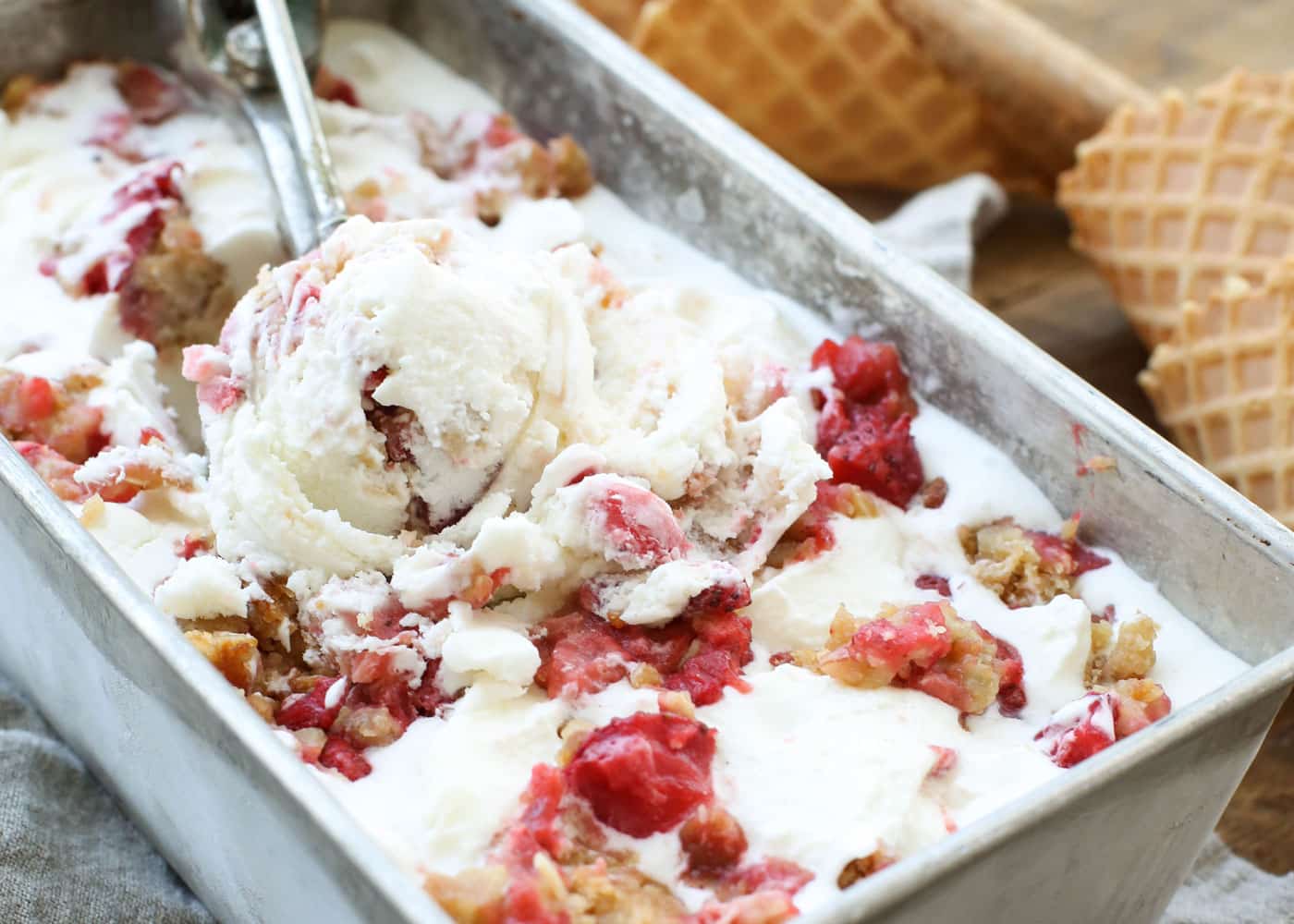 Strawberry Crisp Ice Cream: Creamy Swirls & Oat Chunks